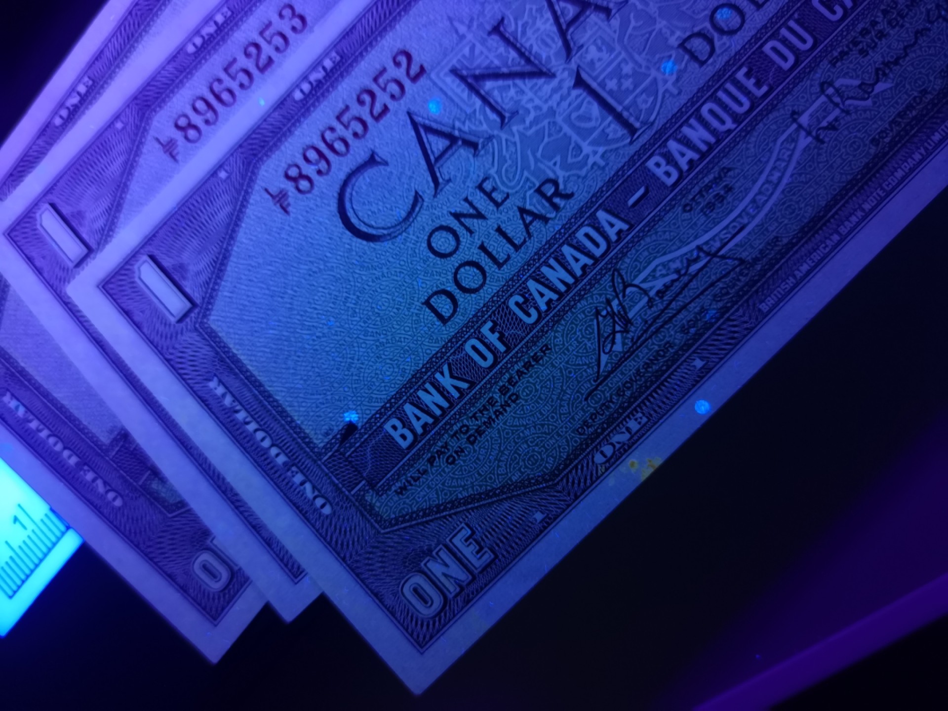 《外钞收藏家》第二百一十二期 1954年加拿大1元 三连号 AU品相