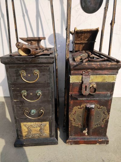 以前走街串巷锯瓷锯碗补大缸用的工具(俗称锢镥挑子)一套，老包铜，工具齐全 带小炉子 铁镇子 比较少见  样样精品  能用   品相一流  完整适合民俗展览  影视道具