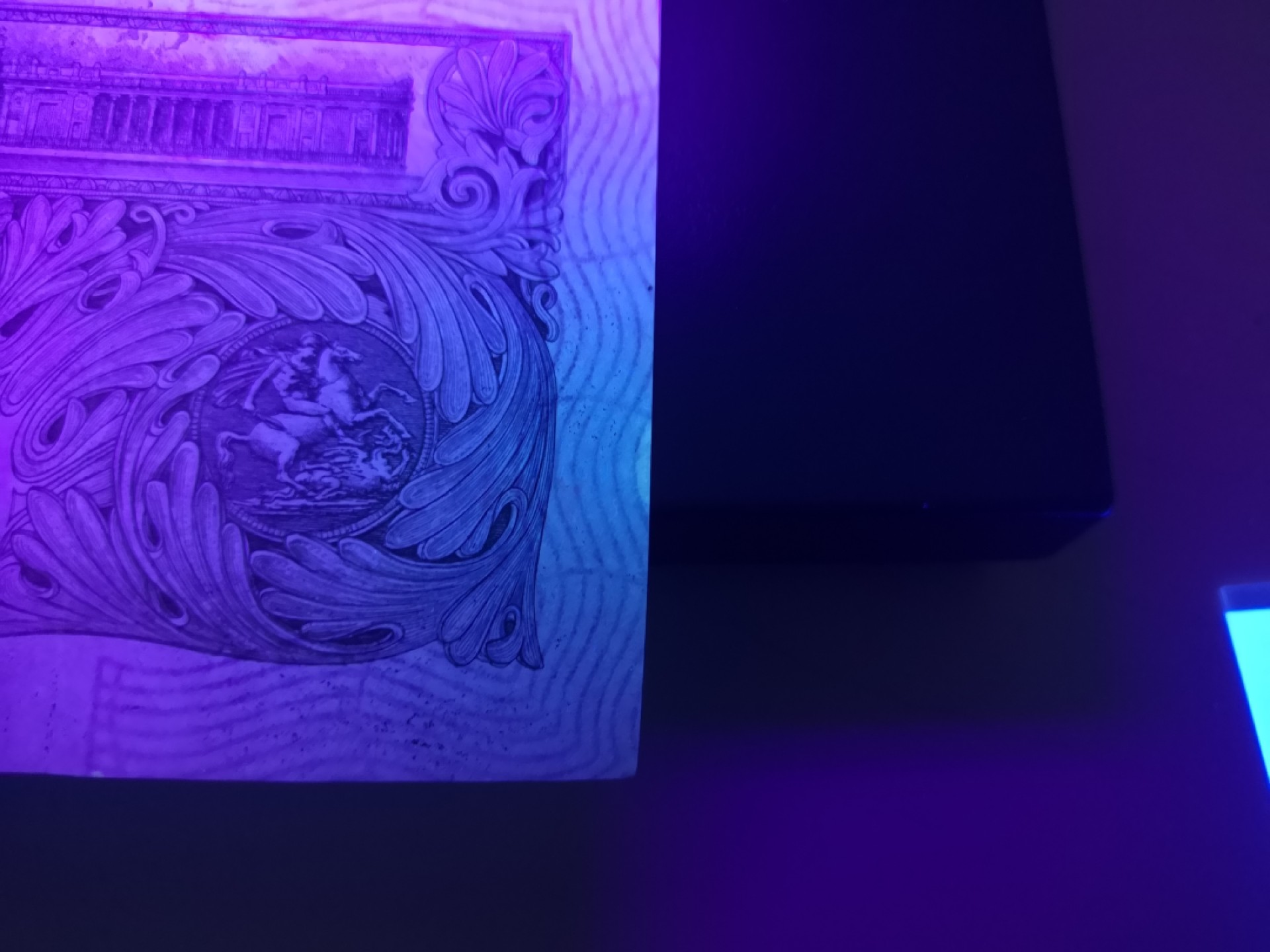 《外钞收藏家》第二百一十二期 英国A序列1镑 全新 有一个荧光瑕疵