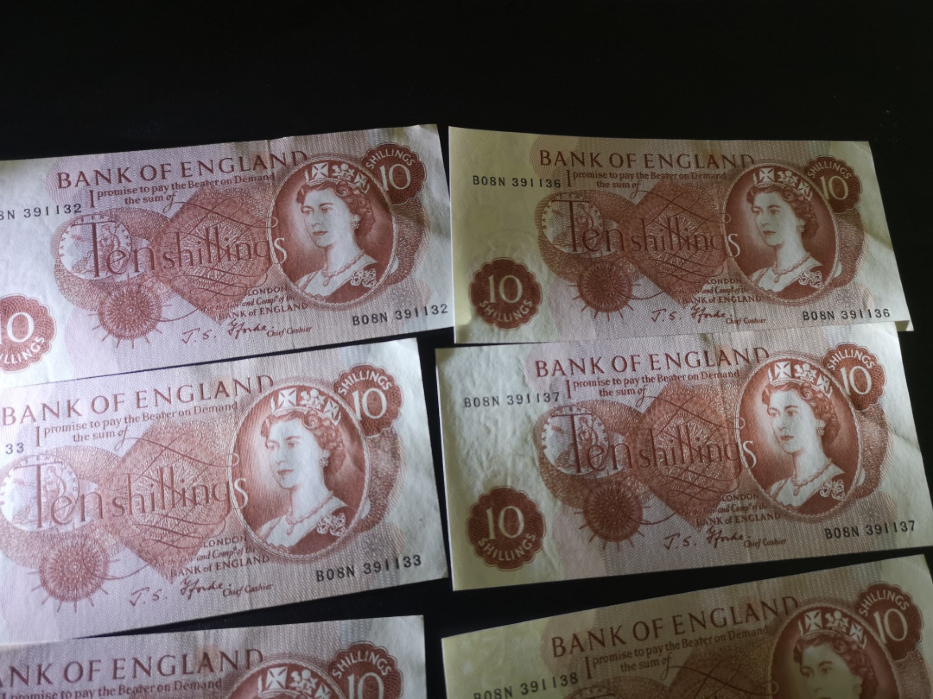 《外钞收藏家》第二百一十二期 英国C序列10先令8连号 近全新 有压痕 星星点点潮