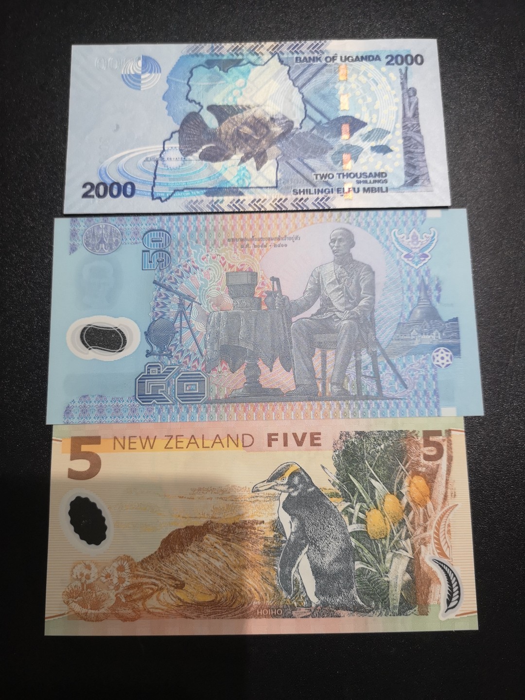 《外钞收藏家》第二百一十二期 乌干达2000 AA冠、新西兰5元、泰铢50三张一起 全新UNC