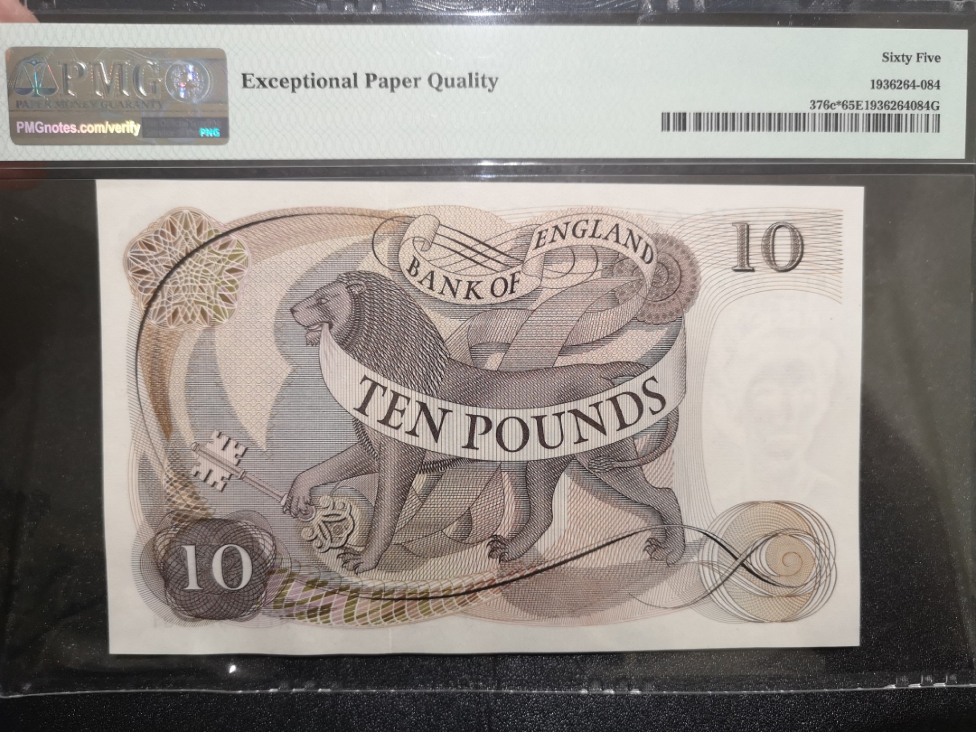 《外钞收藏家》第二百一十二期 1970-75年英国C序列10镑 PMG65 补号 右下角壳子不平整请悉知