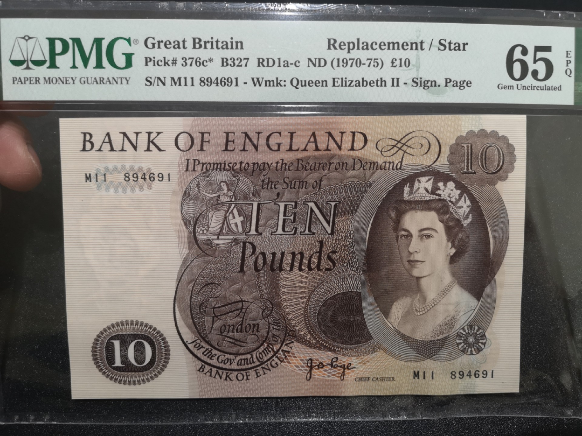 《外钞收藏家》第二百一十二期 1970-75年英国C序列10镑 PMG65 补号 右下角壳子不平整请悉知