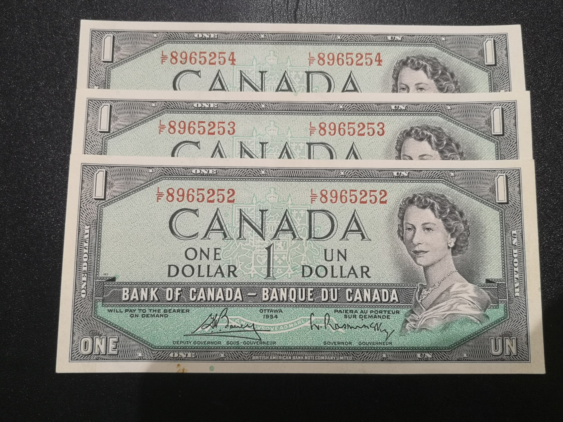 《外钞收藏家》第二百一十二期 1954年加拿大1元 三连号 AU品相