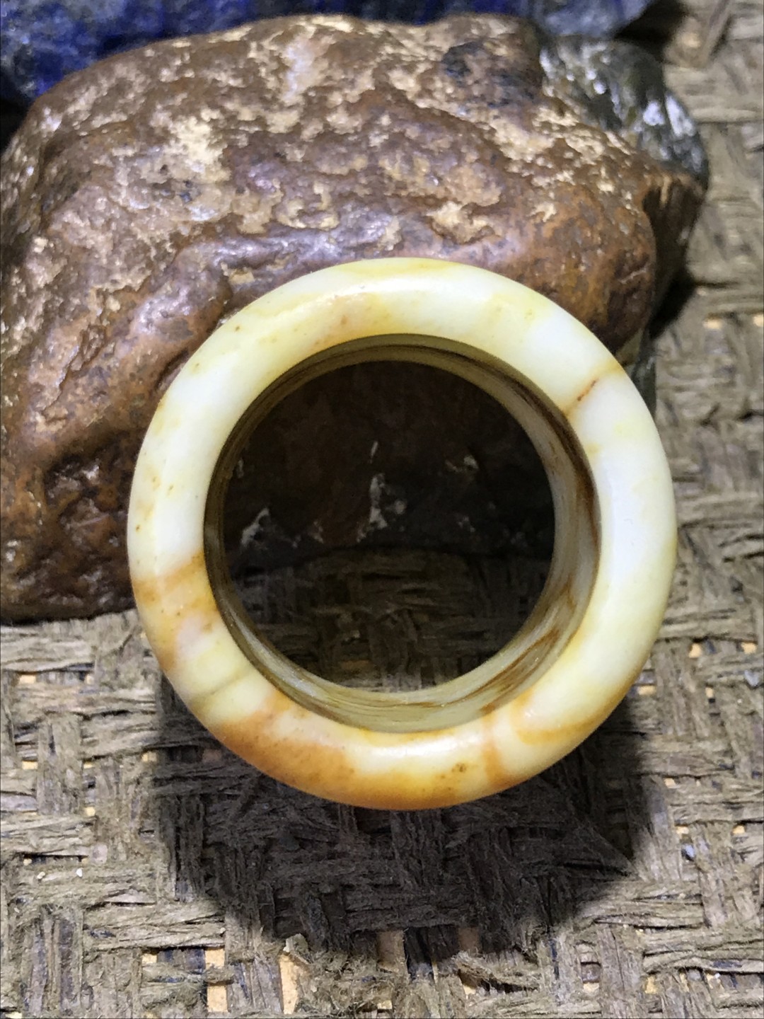 天然精美黄沁岫玉扳指一个！