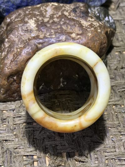 天然精美黄沁岫玉扳指一个！ - 天然精美黄沁岫玉扳指一个！