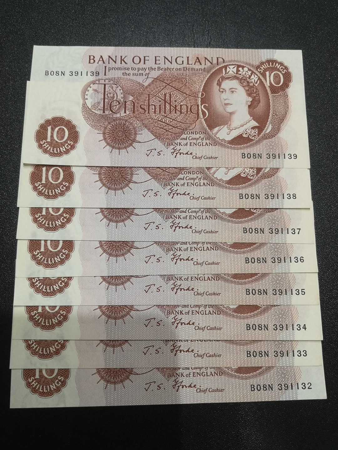 《外钞收藏家》第二百一十二期 英国C序列10先令8连号 近全新 有压痕 星星点点潮