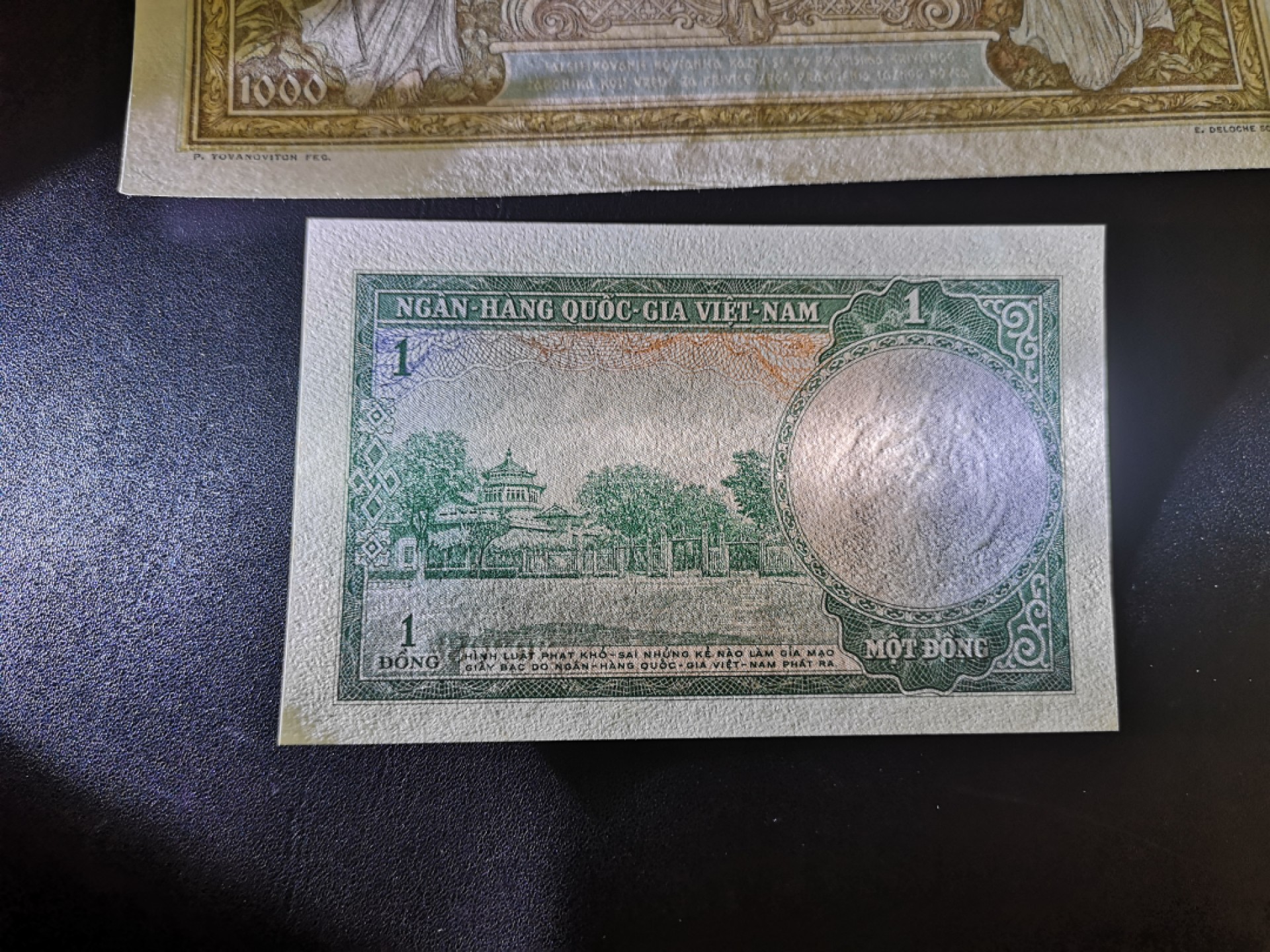 《外钞收藏家》第二百一十二期 1931年南斯拉夫1000 近全新如图+越南1盾全新UNC两张一起