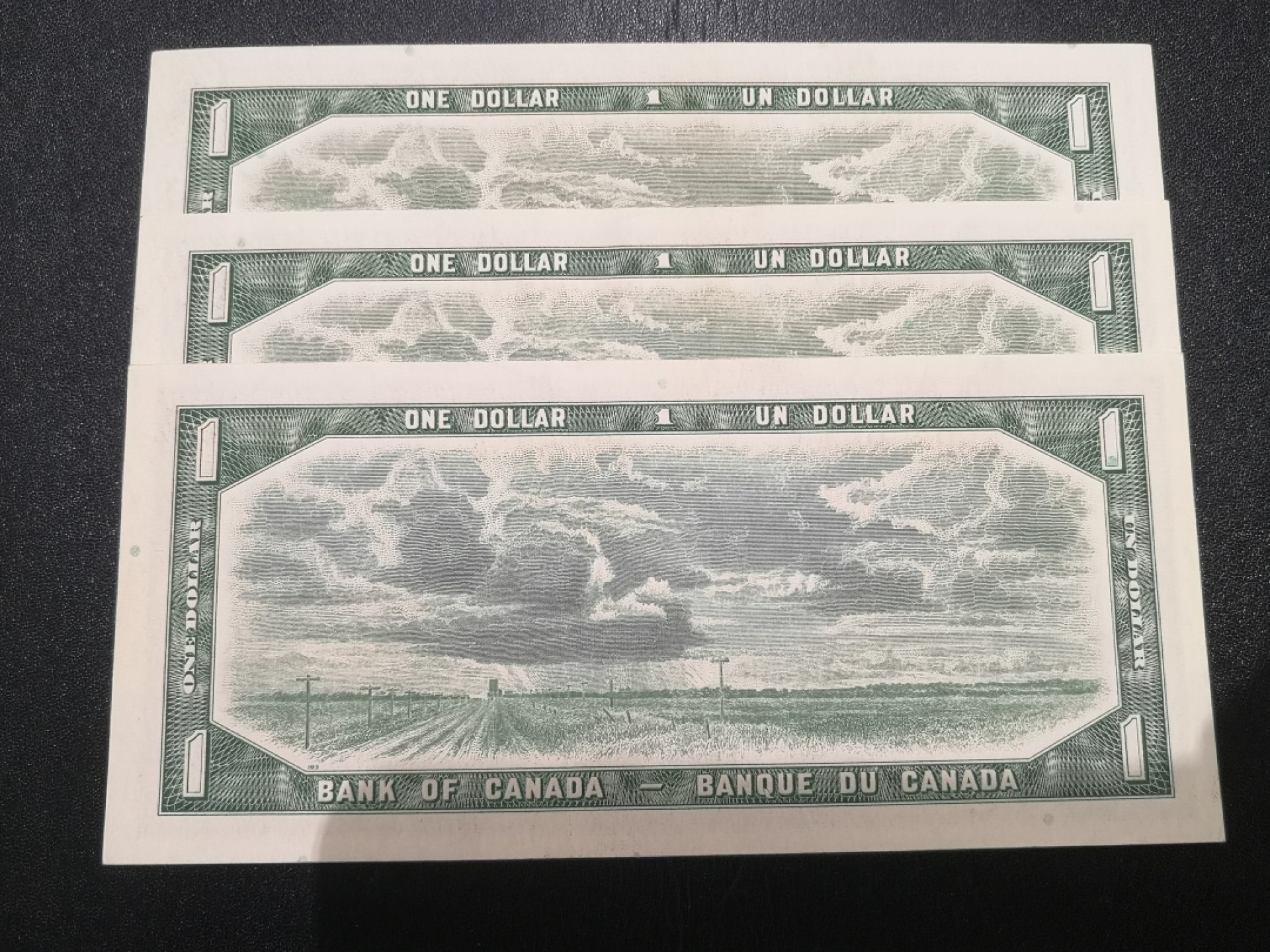 《外钞收藏家》第二百一十二期 1954年加拿大1元 三连号 AU品相