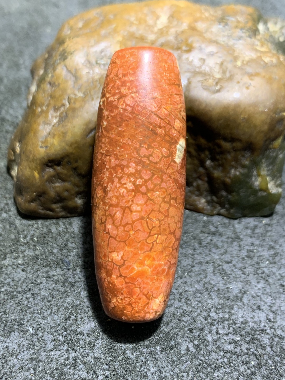 精美藏传火贡玛瑙桶珠一个，