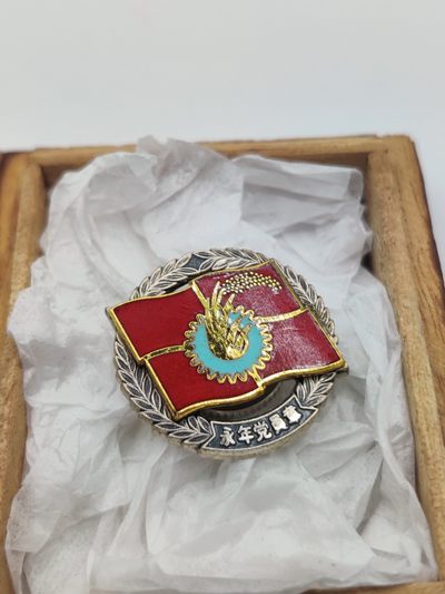 全场0元起拍 第9期 咸鱼国勋章制服拍卖专场 10月30日 周日 下午6：00开始 - 日本共产党 永年党员章 带盒 纯银制