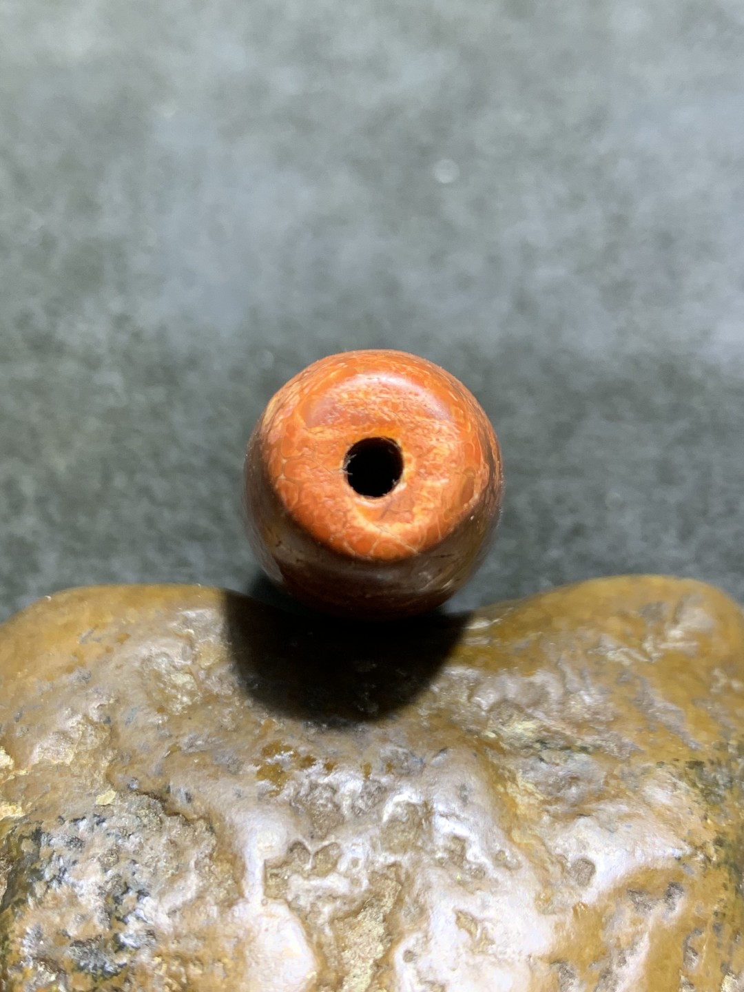 精美藏传火贡玛瑙桶珠一个，