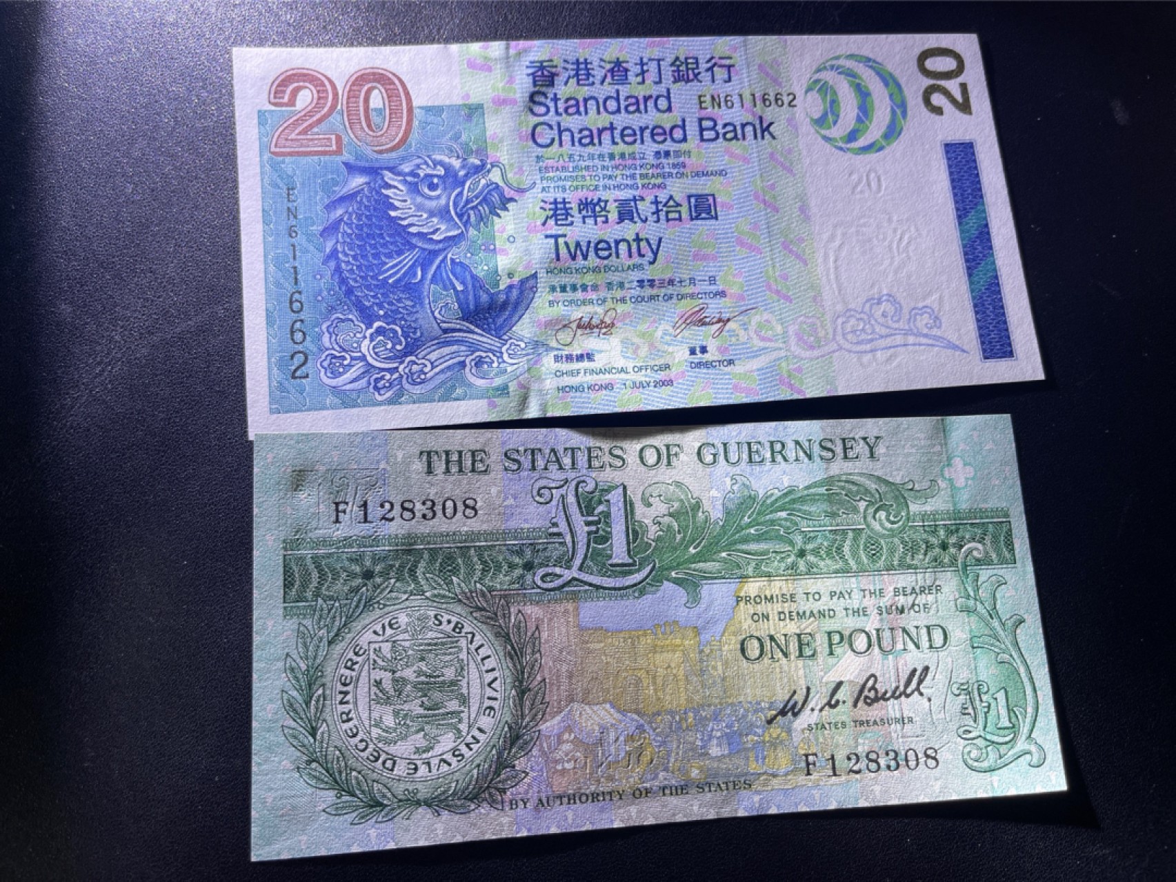 《外钞收藏家》第二百一十二期 根西1镑加2003年渣打20元 全新UNC 两张