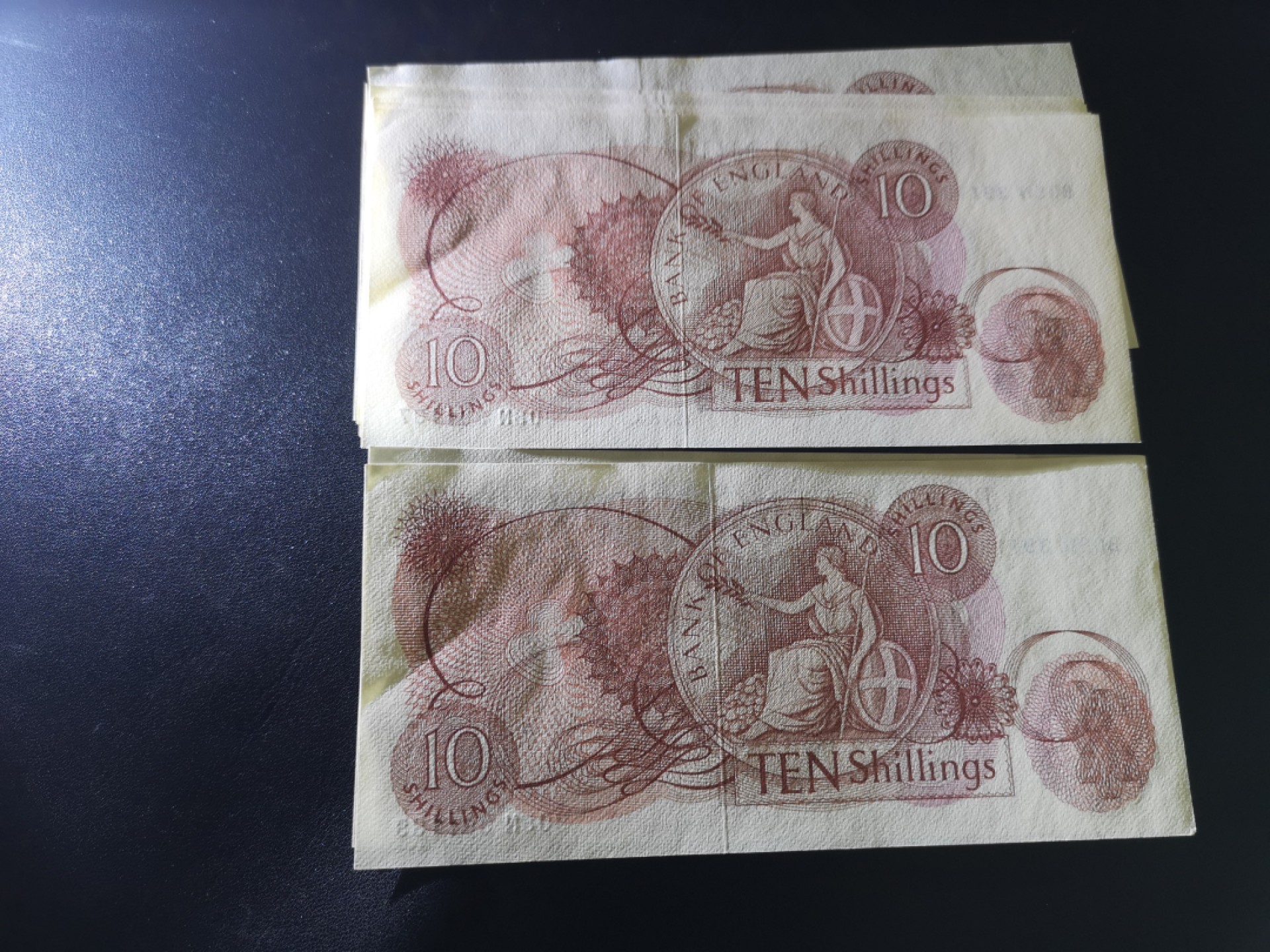 《外钞收藏家》第二百一十二期 英国C序列10先令8连号 近全新 有压痕 星星点点潮