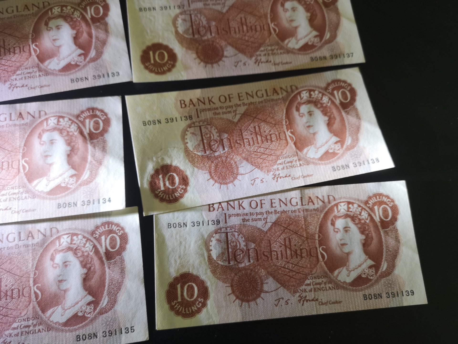 《外钞收藏家》第二百一十二期 英国C序列10先令8连号 近全新 有压痕 星星点点潮