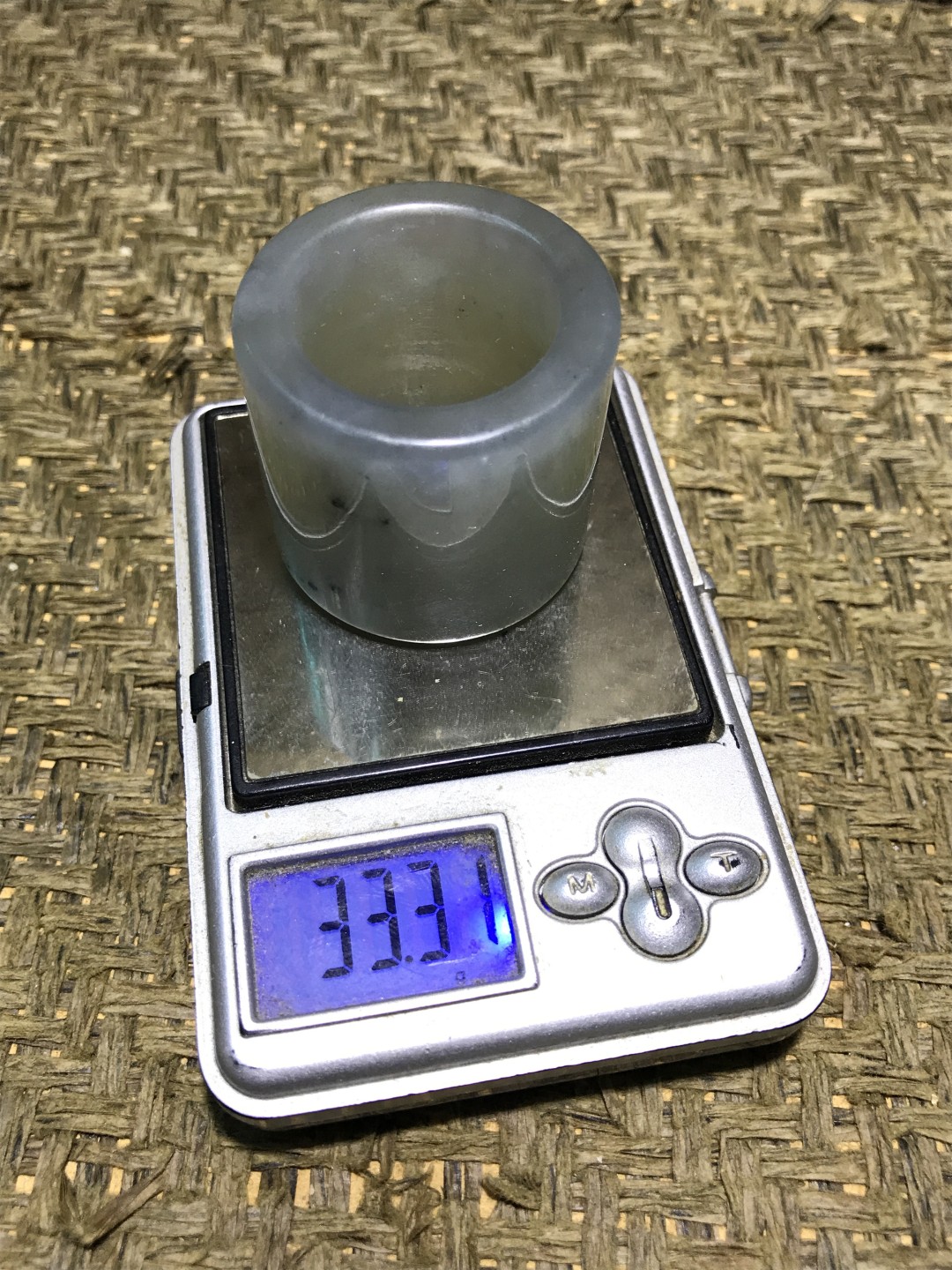 天然精美冰透水墨纹岫玉扳指一个！