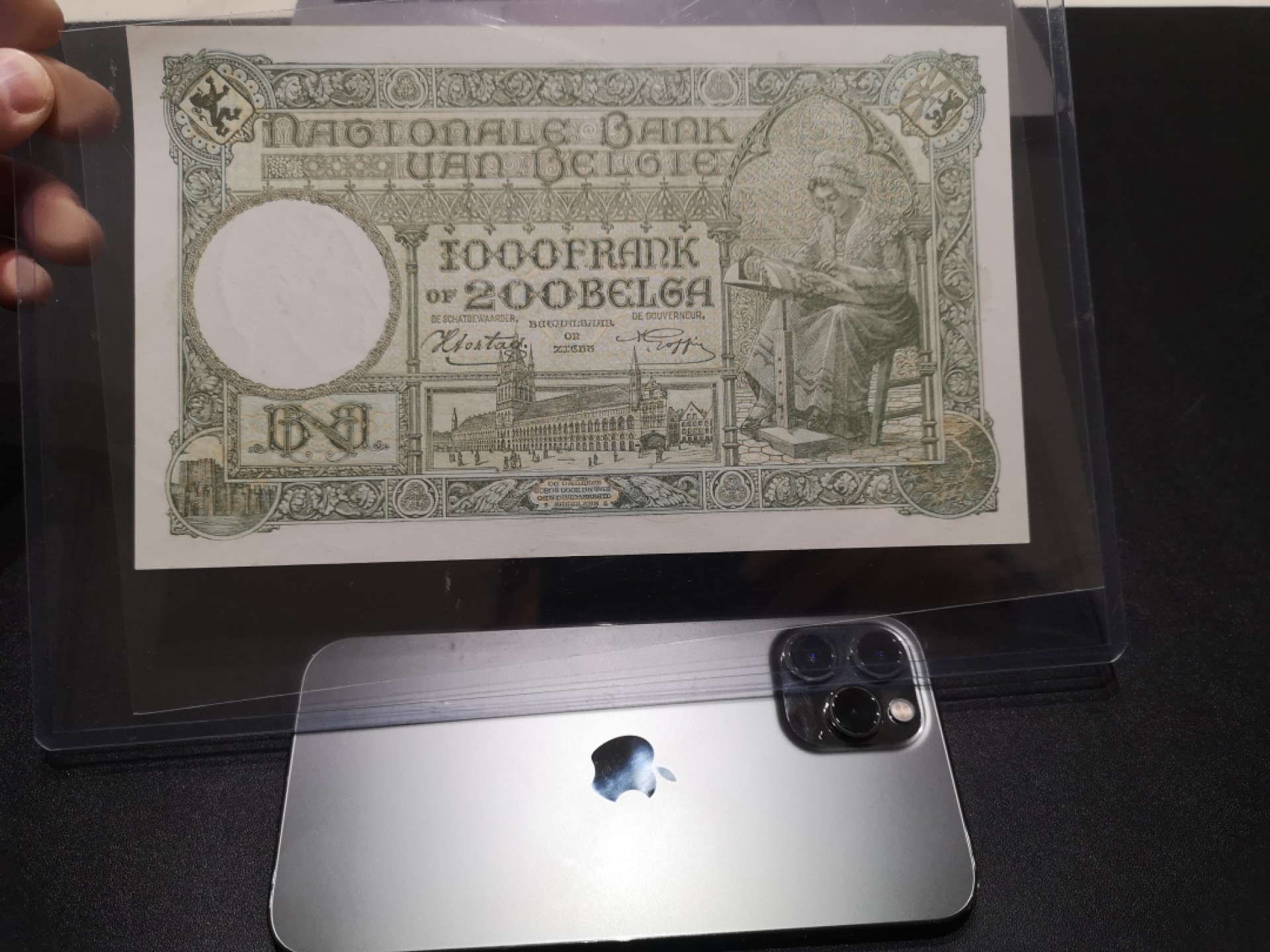 《外钞收藏家》第二百一十二期 1943年比利时1000法郎 近全新  有星星点点潮癍