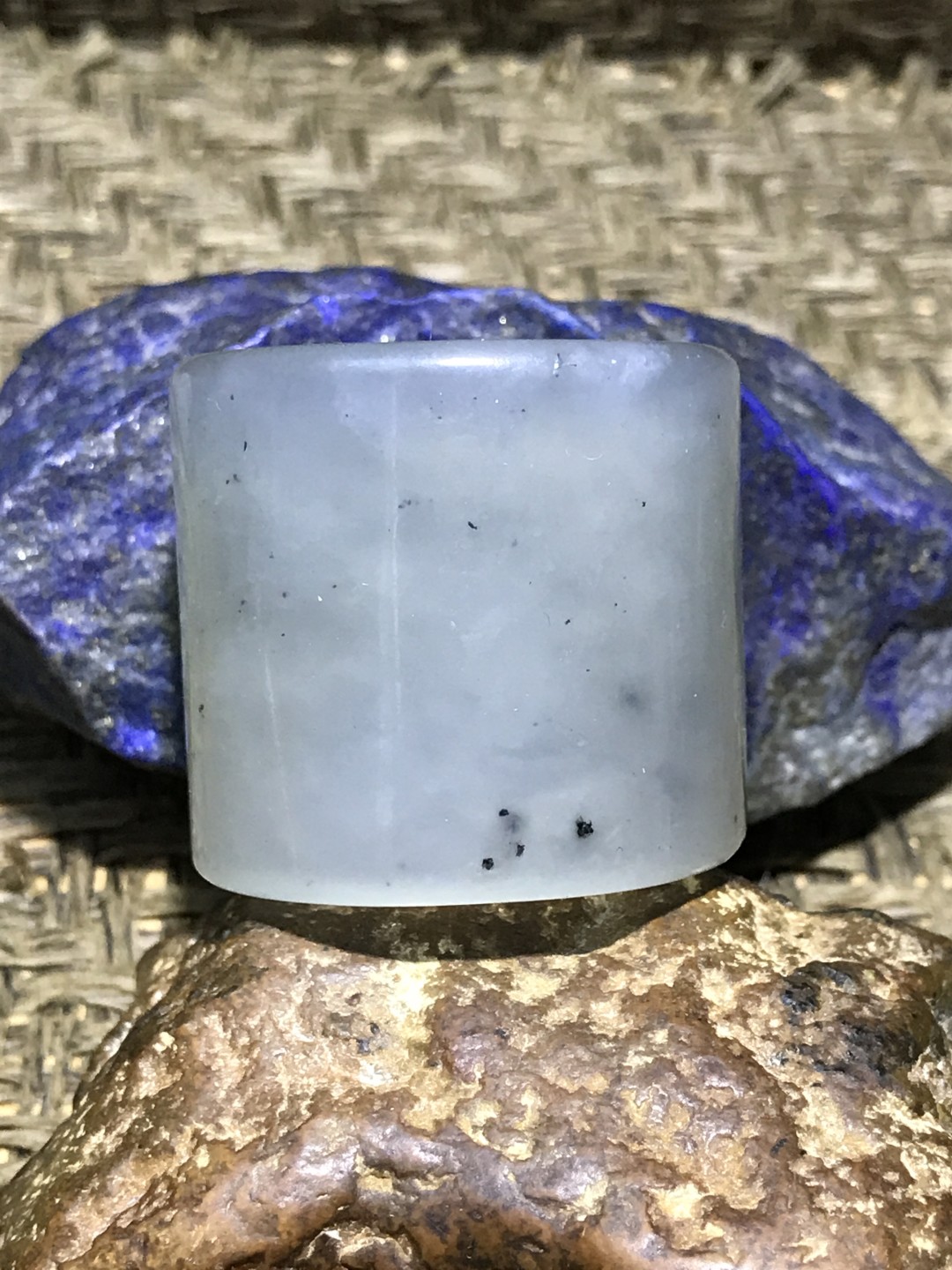 天然精美冰透水墨纹岫玉扳指一个！
