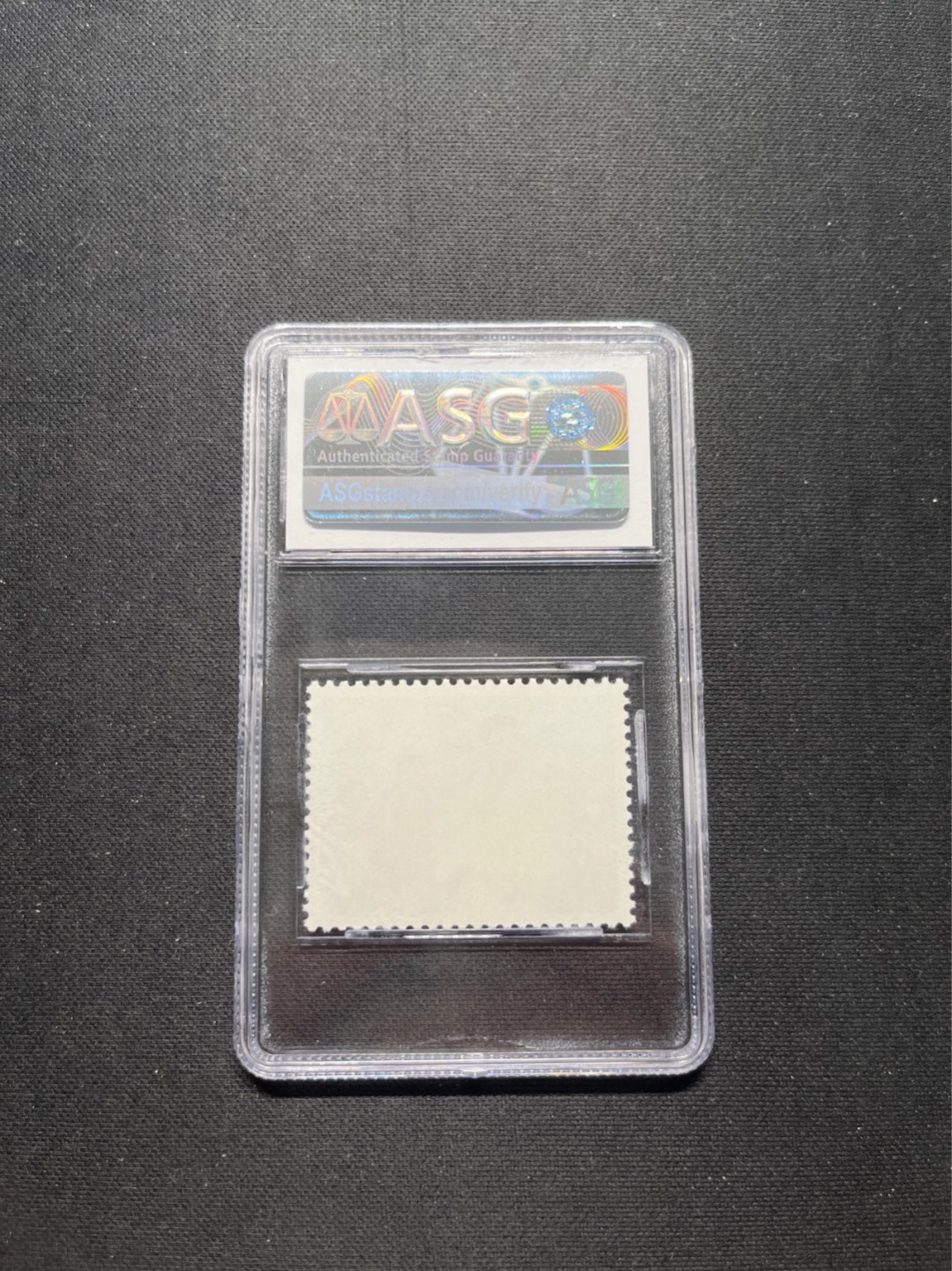 洪涛臻品 精选邮票限时拍卖第六十六期 文17知青4分★漏纽扣★ ASG95冠军分OG ，文革两大变体票，一是文18漏刺刀，二是文17漏纽扣。版撕精品送评，票全品无瑕疵，变体票存世量少，潜力巨大，喜欢不要错过，目前ASG评级处于初级阶段，注意趁早下手囤精品货，未来一定有意想不到的收获，(最后一图是漏纽扣变体对比图)
