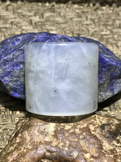 天然精美冰透水墨纹岫玉扳指一个！ 天然精美冰透水墨纹岫玉扳指一个！