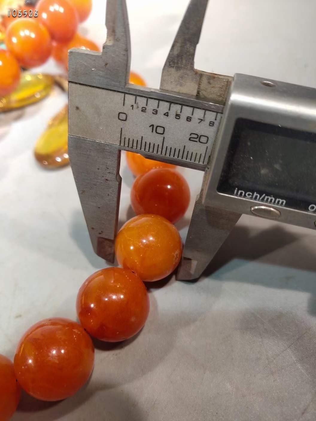 蜜蜡朝珠挂件一对108颗珠子，选料上乘，做工精细，珠珠圆润饱满，配饰漂亮，品相一流，成色如图