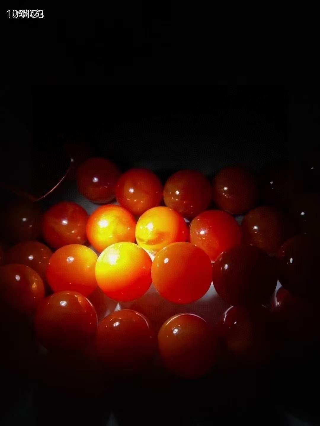 蜜蜡朝珠挂件一对108颗珠子，选料上乘，做工精细，珠珠圆润饱满，配饰漂亮，品相一流，成色如图