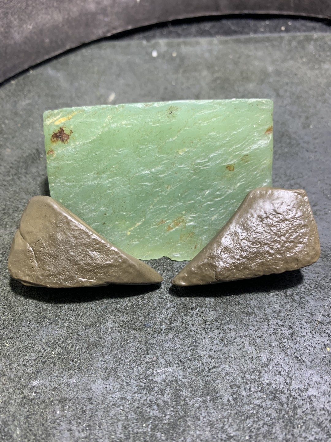 精美罕见新疆熟泥石地表籽料原石象形鞋把玩原石一对，寓意：知足常乐！