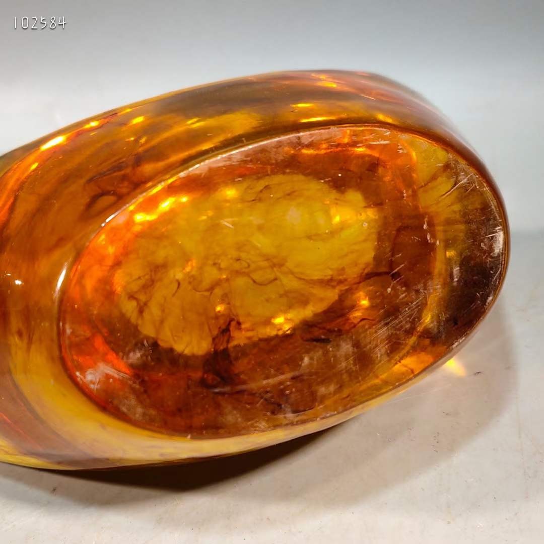 蜜蜡元宝摆件一对，做工精致，品相一流，尺寸重量如图