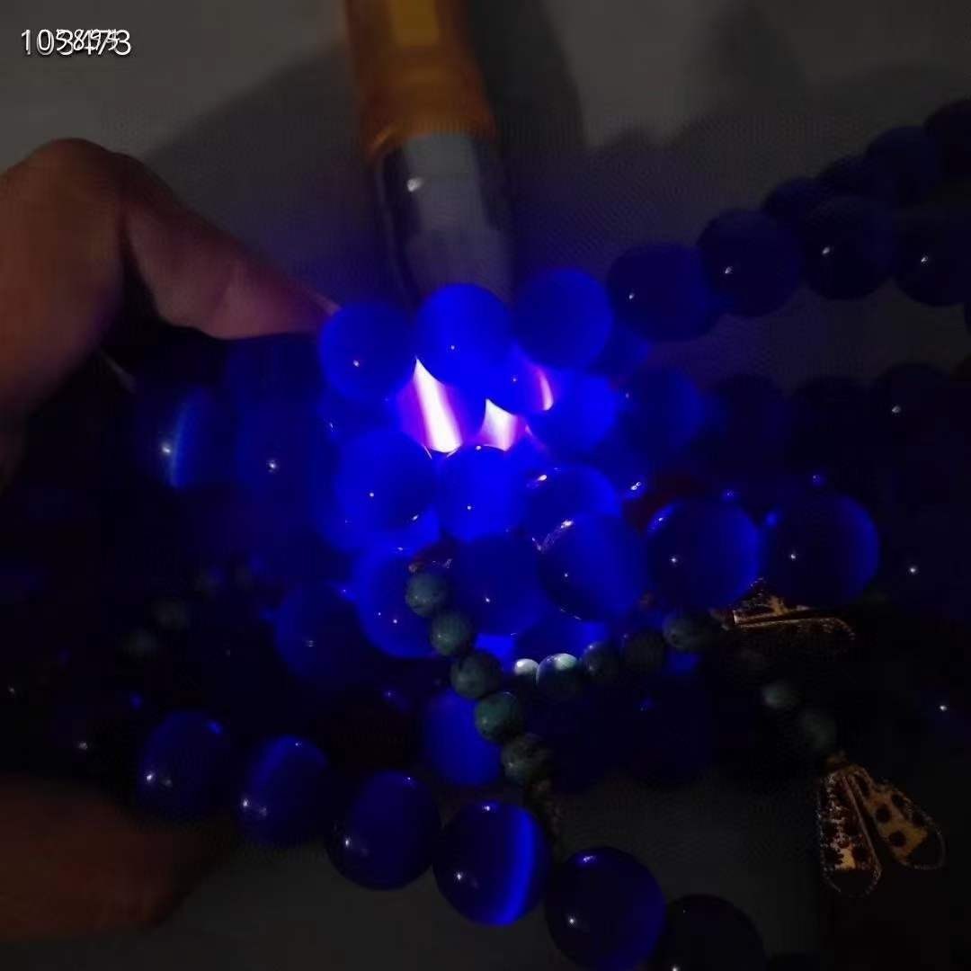 猫眼石朝珠一条，珠子圆润通透，颗颗晶莹剔透，配饰精美，保存完好，尺寸如图。