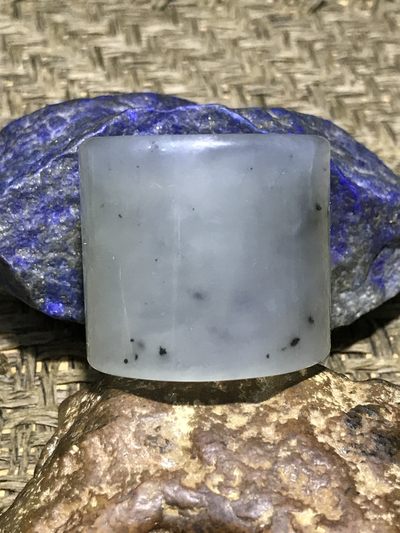 天然精美冰透水墨纹岫玉扳指一个！ - 天然精美冰透水墨纹岫玉扳指一个！