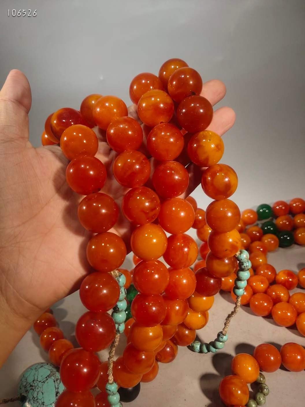 蜜蜡朝珠挂件一对108颗珠子，选料上乘，做工精细，珠珠圆润饱满，配饰漂亮，品相一流，成色如图