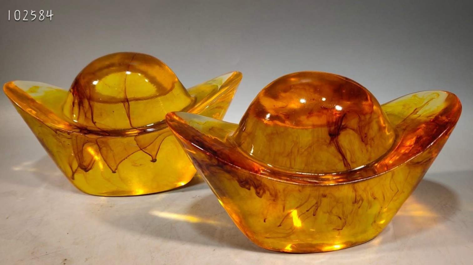 蜜蜡元宝摆件一对，做工精致，品相一流，尺寸重量如图