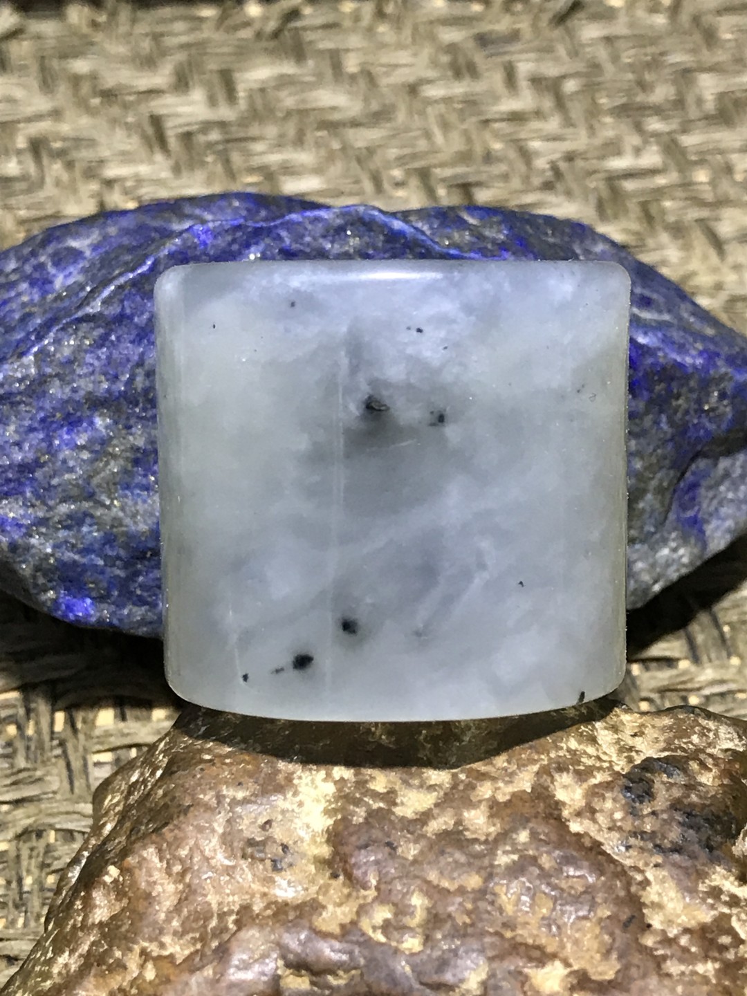 天然精美冰透水墨纹岫玉扳指一个！