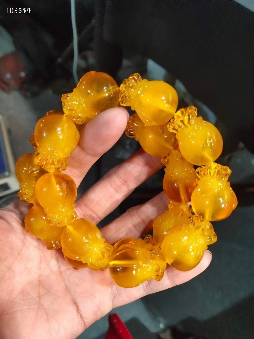 下乡偶得钱袋蜜蜡串四串，雕工精细，色如密，光如蜡，浑体通透，做工精致，品相一流！