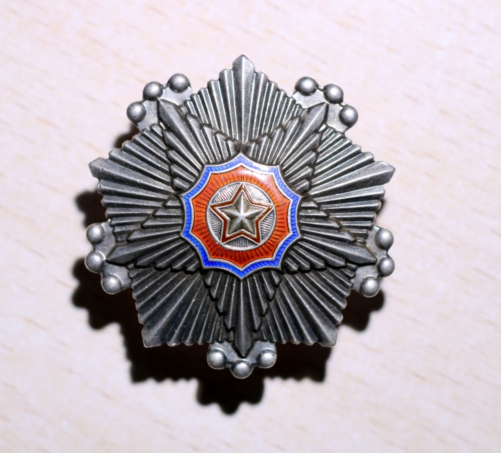 大猫徽章拍卖第206期 朝鲜🇰🇵三级国旗勋章 轮版好品