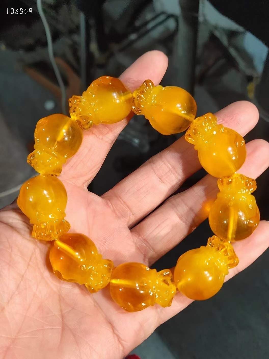 下乡偶得钱袋蜜蜡串四串，雕工精细，色如密，光如蜡，浑体通透，做工精致，品相一流！