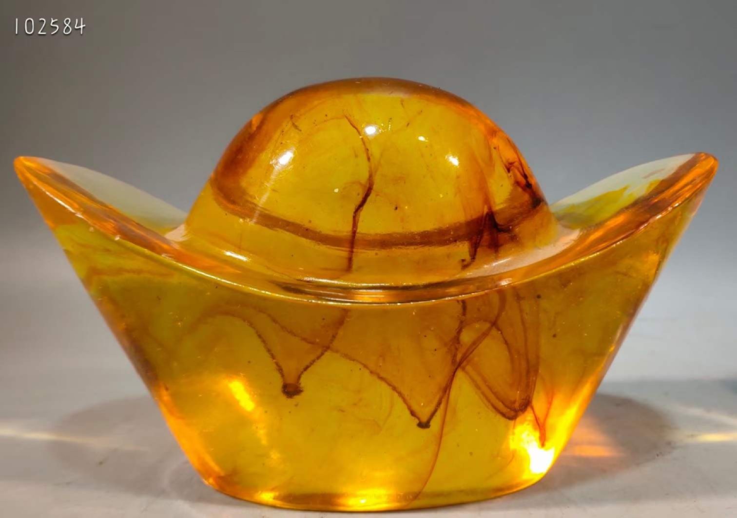 蜜蜡元宝摆件一对，做工精致，品相一流，尺寸重量如图