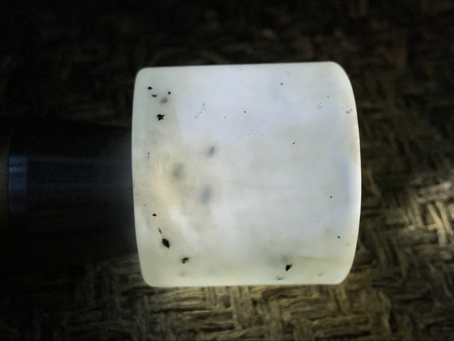 天然精美冰透水墨纹岫玉扳指一个！