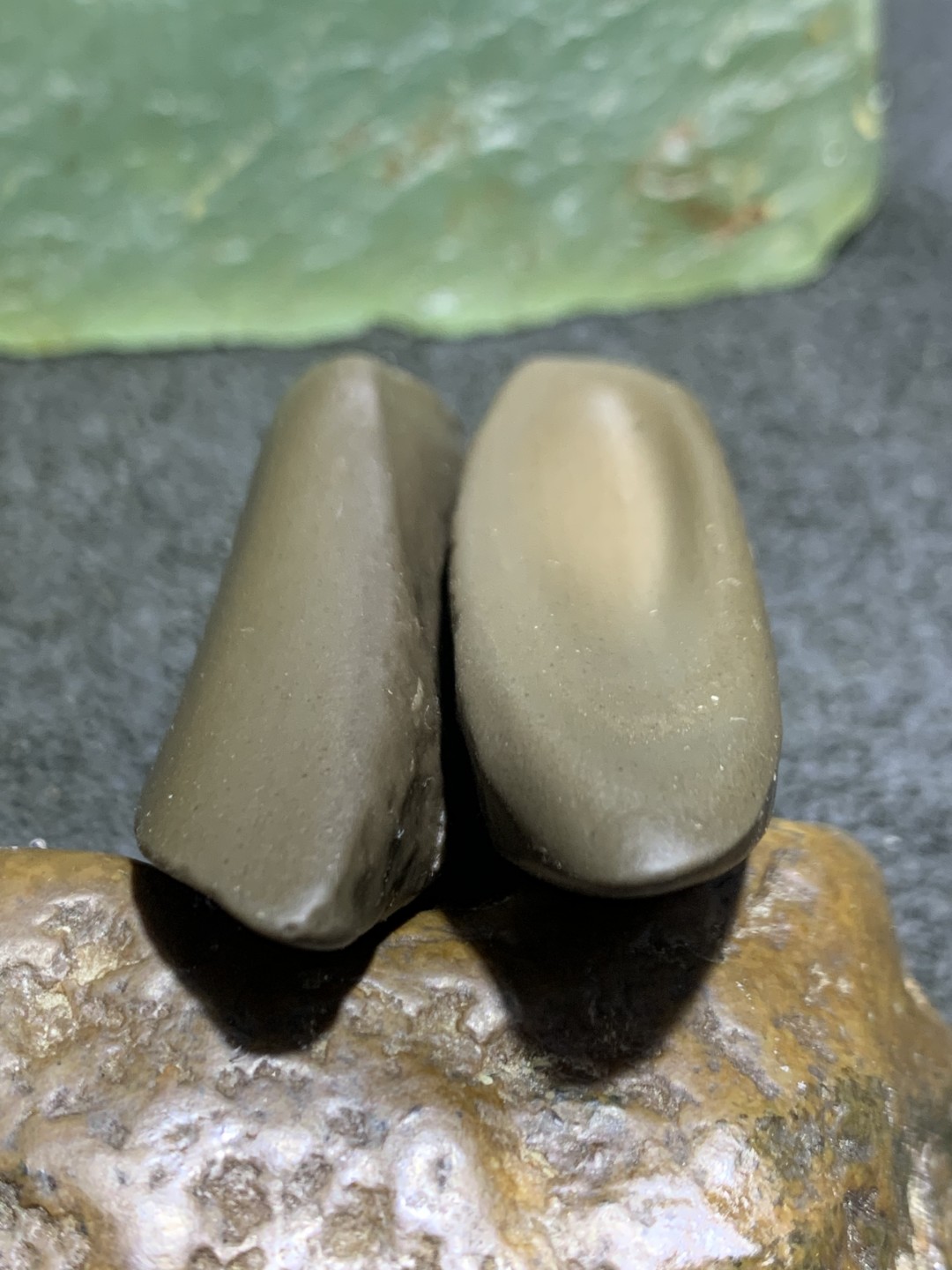 精美罕见新疆熟泥石地表籽料原石象形鞋把玩原石一对，寓意：知足常乐！