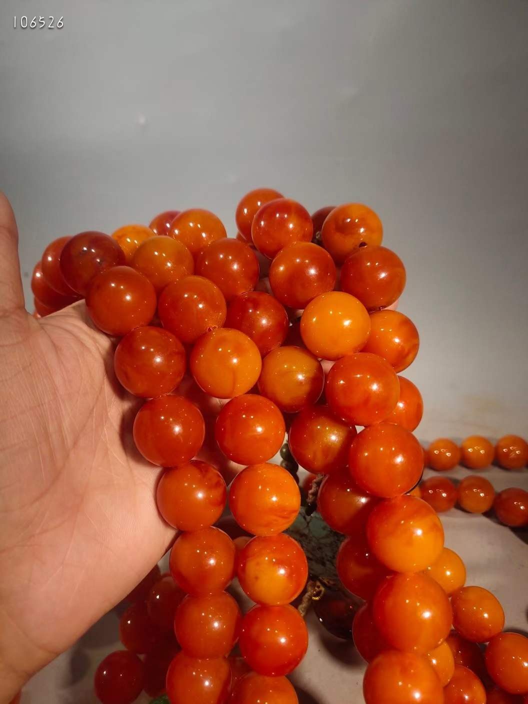 蜜蜡朝珠挂件一对108颗珠子，选料上乘，做工精细，珠珠圆润饱满，配饰漂亮，品相一流，成色如图