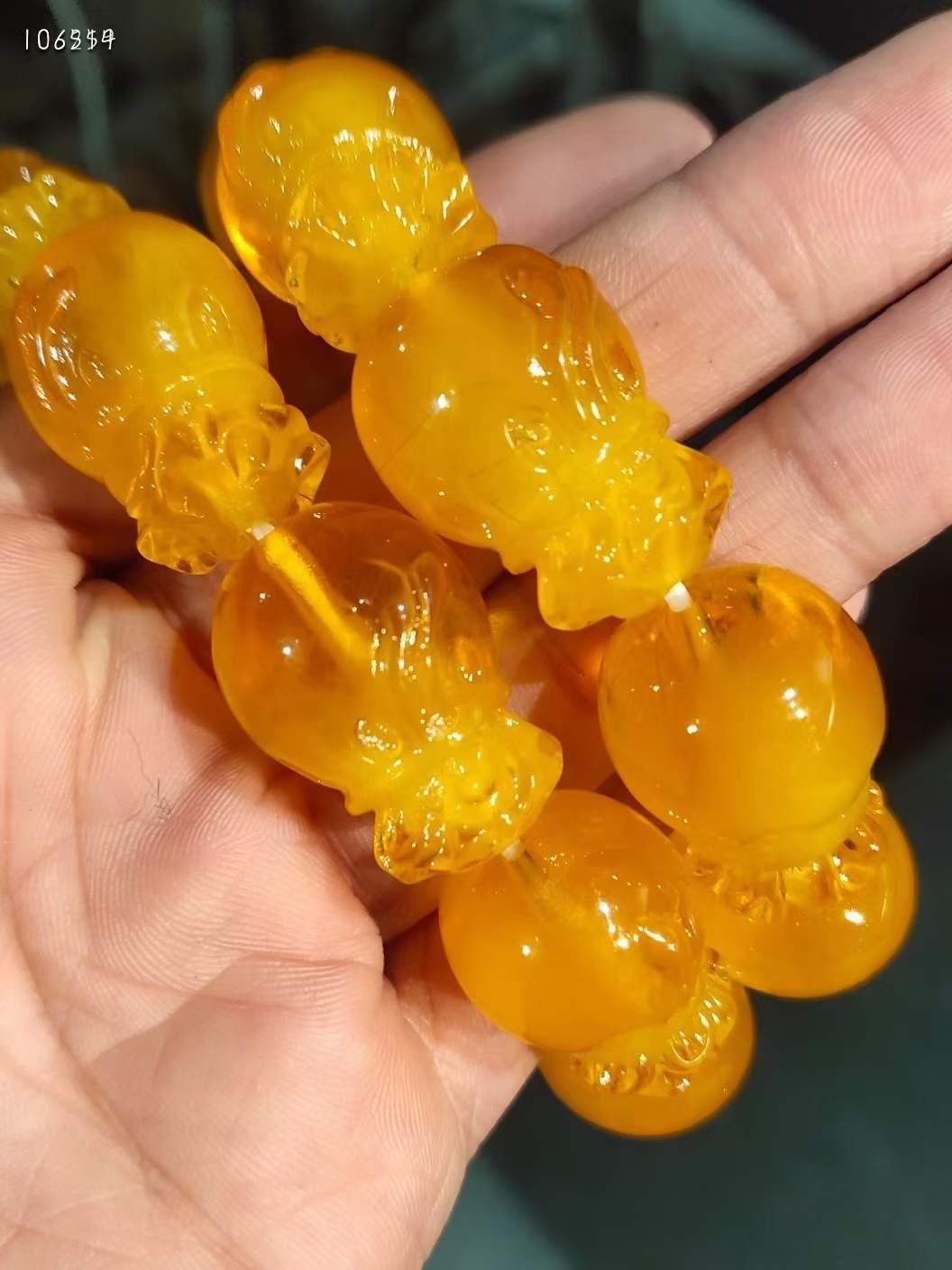 下乡偶得钱袋蜜蜡串四串，雕工精细，色如密，光如蜡，浑体通透，做工精致，品相一流！