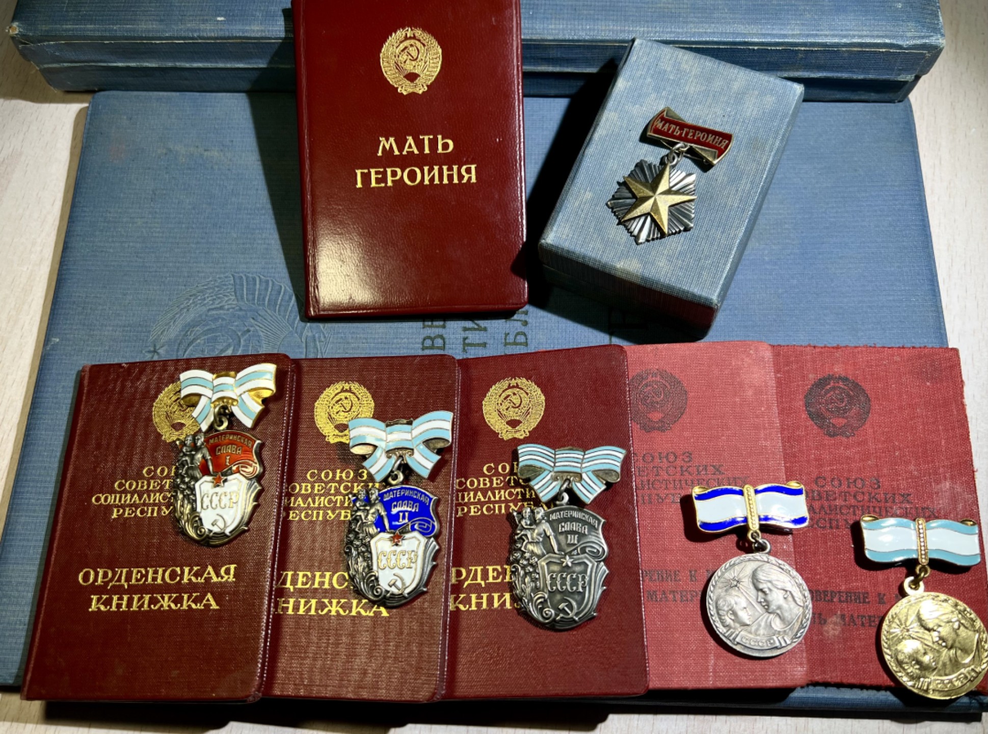 大猫徽章拍卖第206期 苏联母亲金星大全套 阿塞拜疆同一人获得 证书齐全