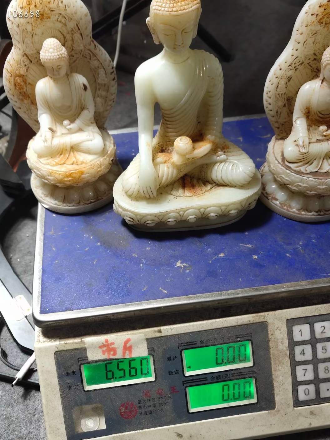和田玉雕，精美玉佛像3个一套，个个造型独特，沁色自然，品桐如图，非常难得