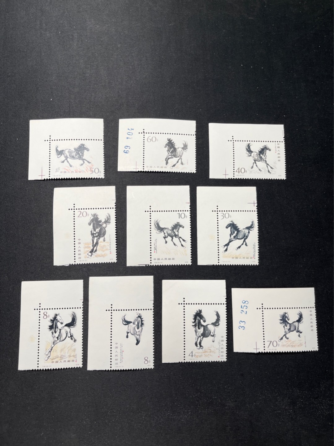 洪涛臻品 精选邮票限时拍卖第六十六期 T28奔马新全 直角边，三枚带梅花标，部分数字边，肉眼全品无瑕疵，状态极佳。紫光灯下触痕轻微触痕，包肉眼全品原胶，比某涌所谓的全品只强不差。注意捡漏
