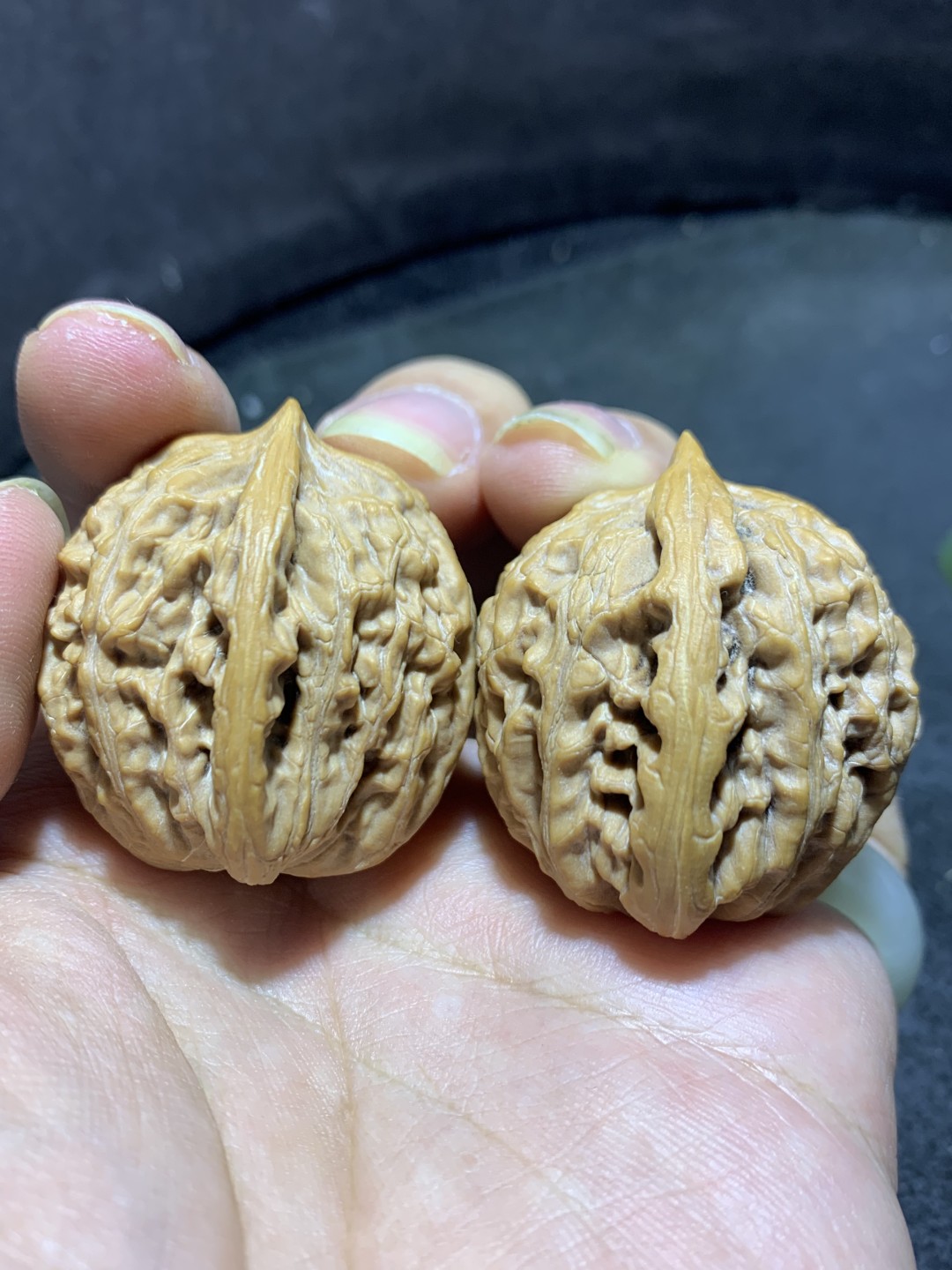 精美高端野生小众僧帽狮子头文玩麻核桃一对，