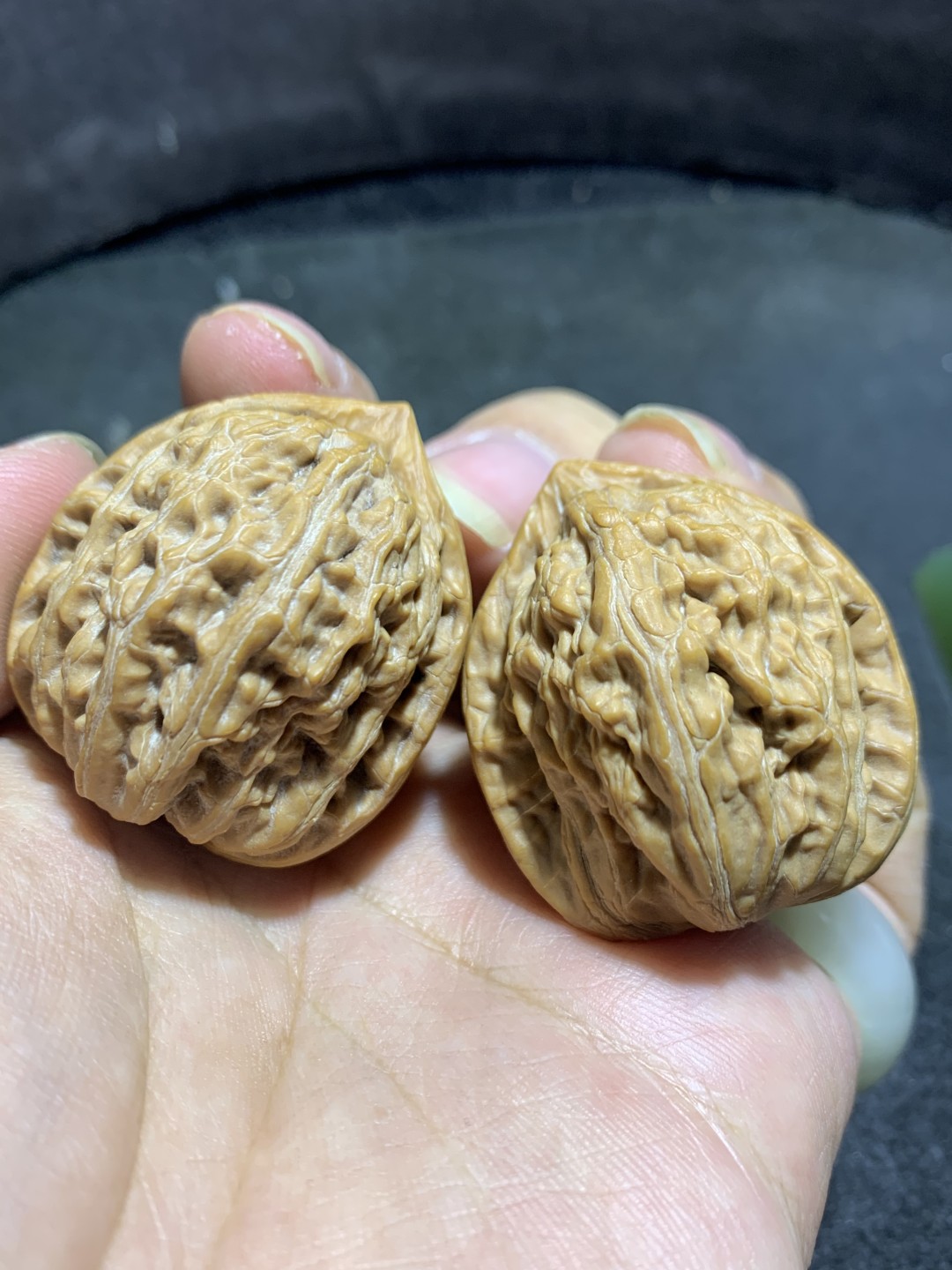 精美高端野生小众僧帽狮子头文玩麻核桃一对，
