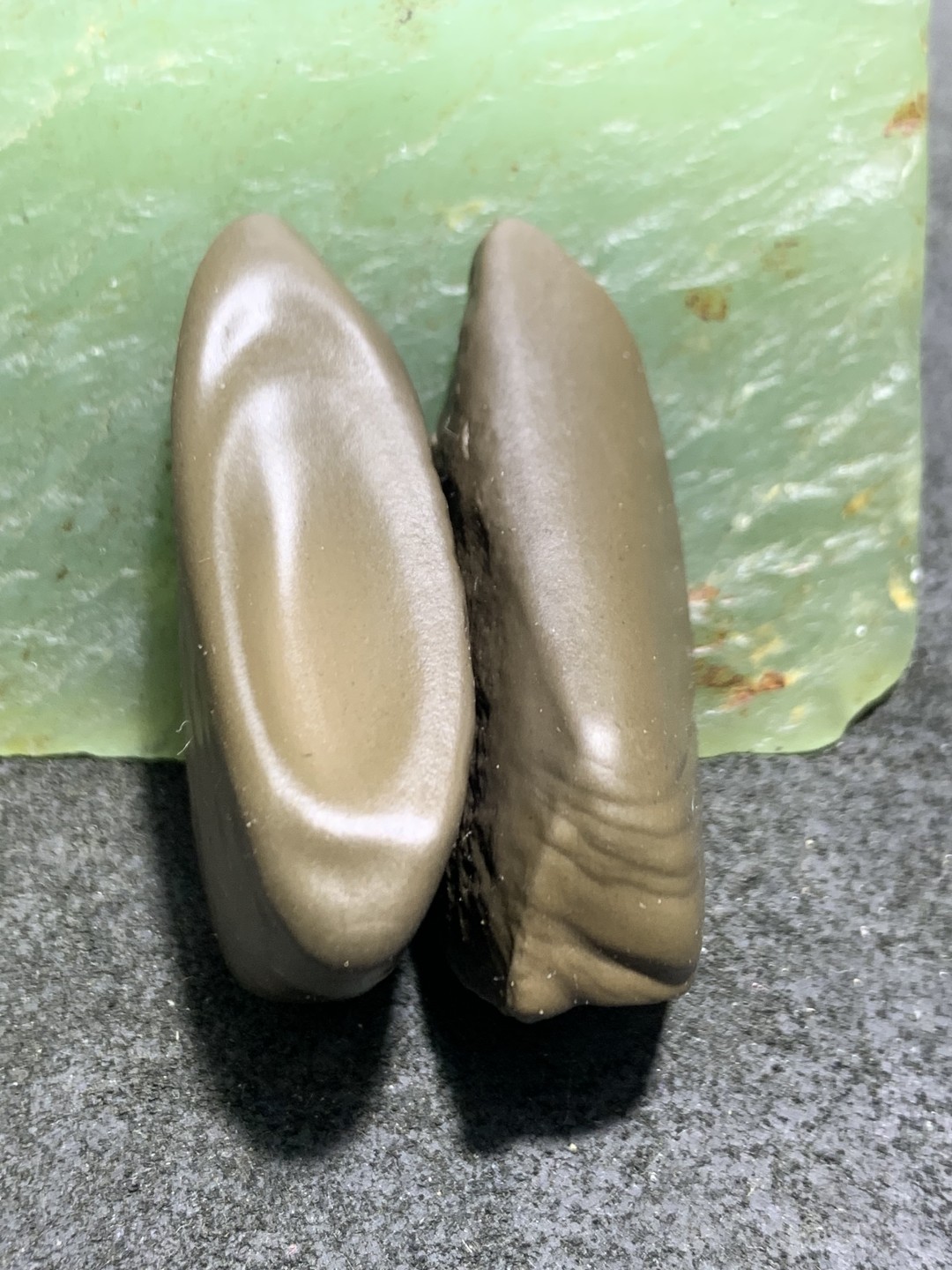 精美罕见新疆熟泥石地表籽料原石象形鞋把玩原石一对，寓意：知足常乐！