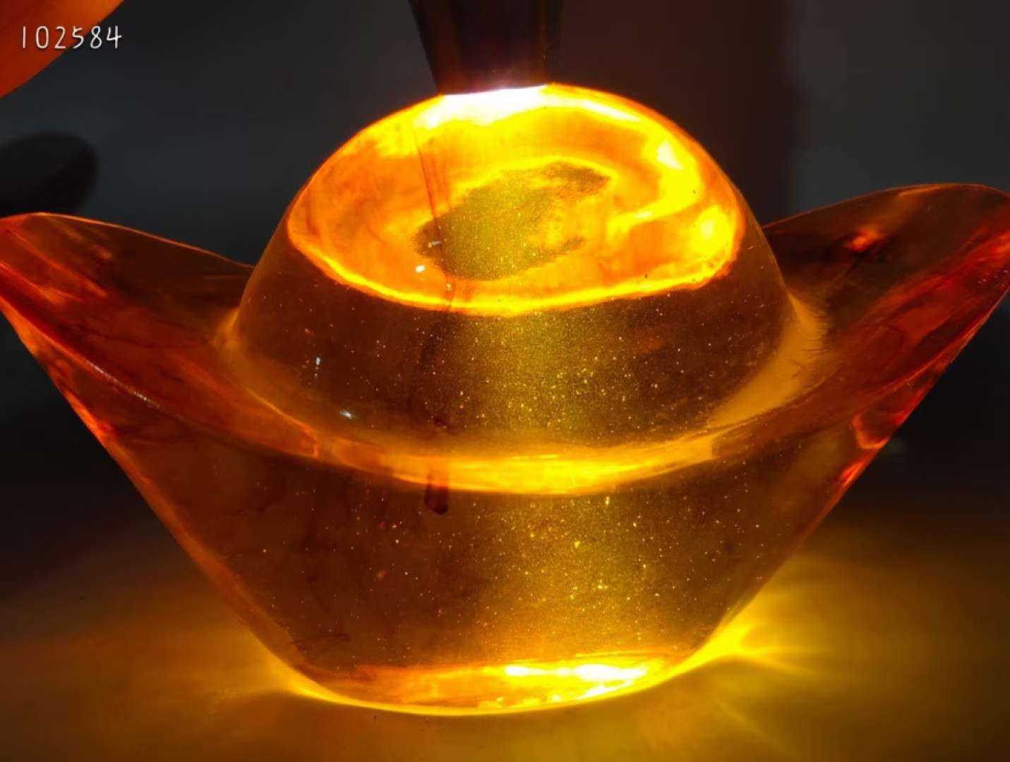 蜜蜡元宝摆件一对，做工精致，品相一流，尺寸重量如图