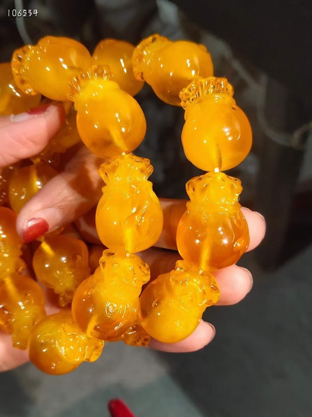 下乡偶得钱袋蜜蜡串四串，雕工精细，色如密，光如蜡，浑体通透，做工精致，品相一流！