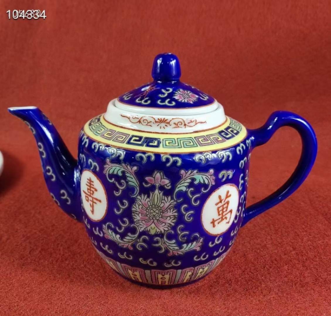 粉彩万寿无疆带寿字茶具三套，器型规整大气，釉色均匀饱满 粉彩万寿无疆带寿字茶具三套，器型规整大气，釉色均匀饱满